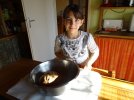 Lyliana prépare la pâte